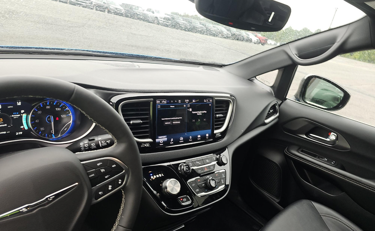 Used 2026 Chrysler Pacifica Select FWD image 5