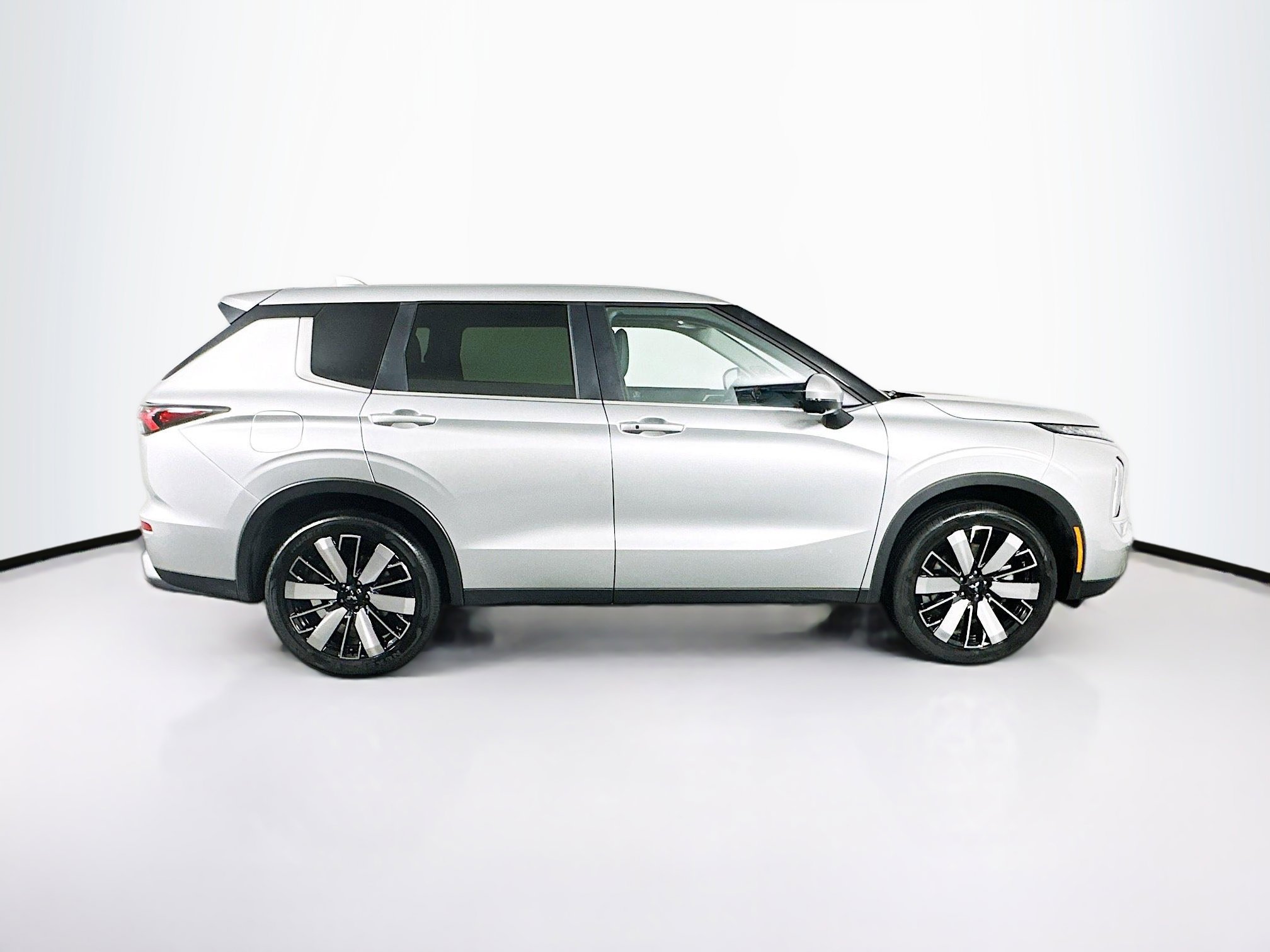 Used 2025 Mitsubishi Outlander SE image 10