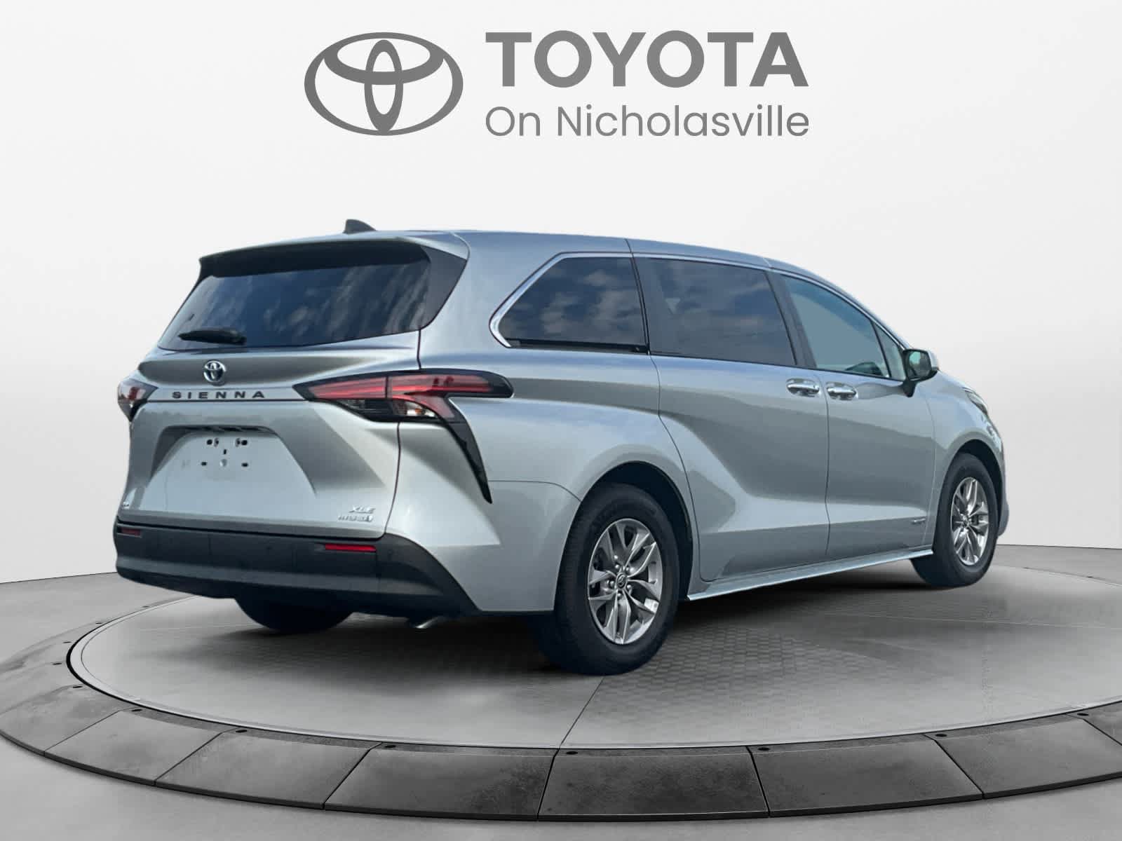 Used 2021 Toyota Sienna XLE AWD/4WD image 5