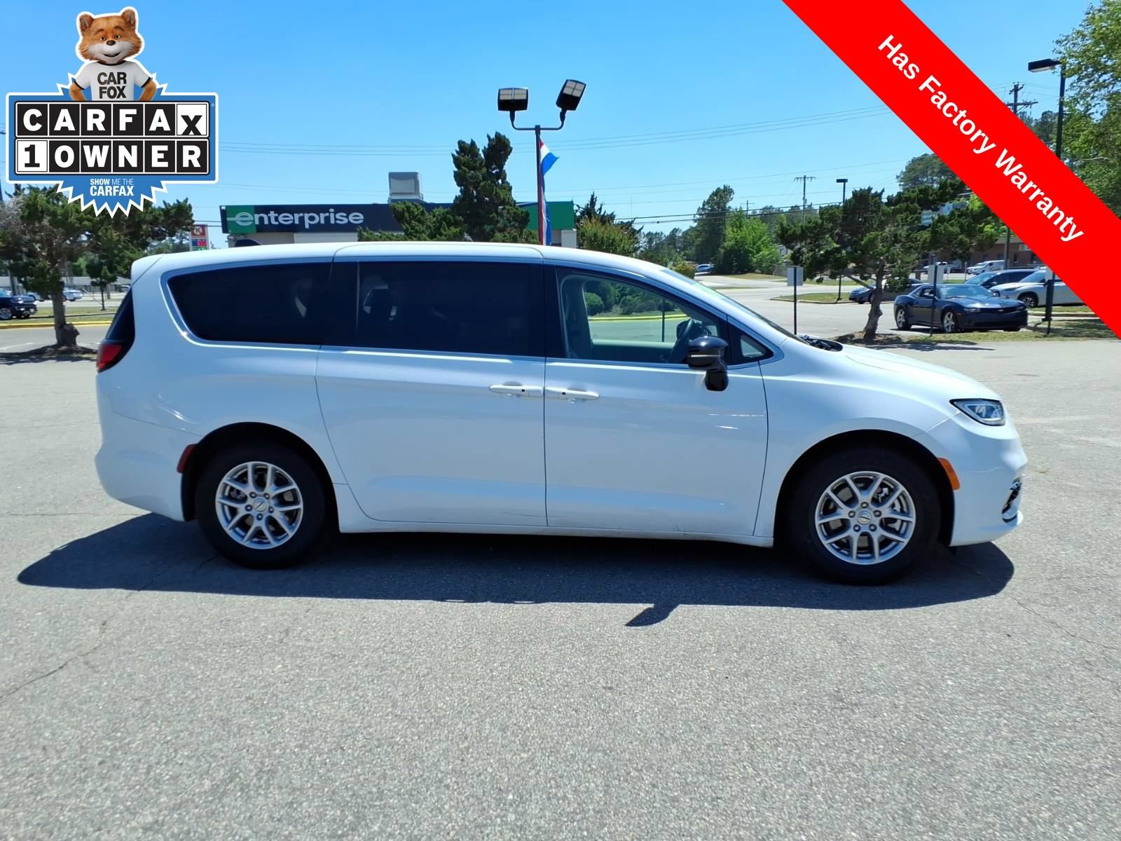 Used 2024 Chrysler Pacifica Touring-L FWD image 6