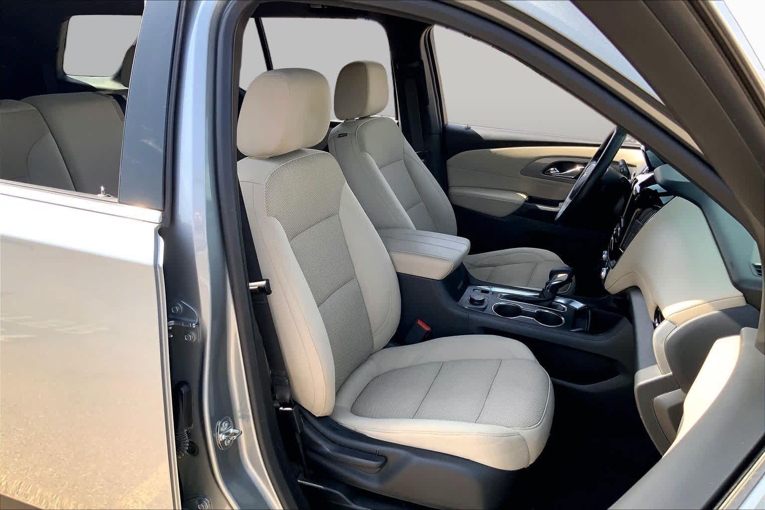 Used 2023 Chevrolet Traverse LS w/ Safety Package FWD image 8