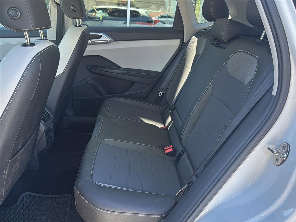 Used 2025 Volkswagen Taos SE w/ Panoramic Sunroof Package image 14