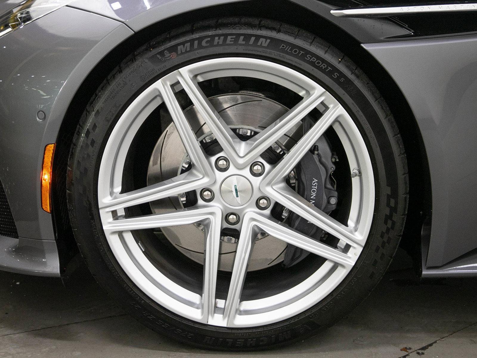 Used 2025 Aston Martin DB12 Coupe RWD image 25