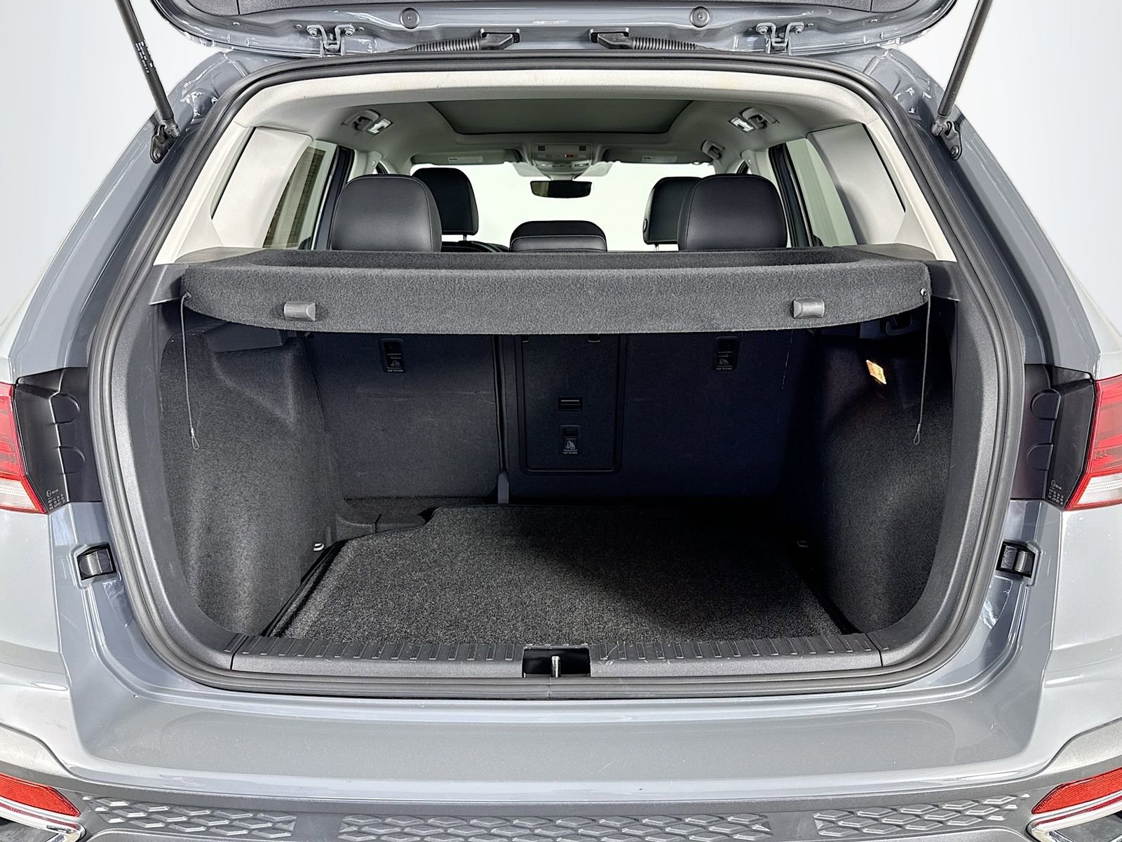 Used 2023 Volkswagen Taos SE w/ Panoramic Sunroof Package FWD image 26