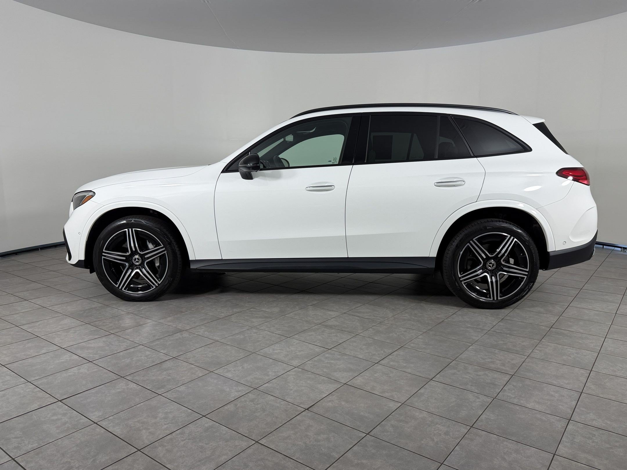 Used 2024 Mercedes-Benz GLC 300 4MATIC image 2