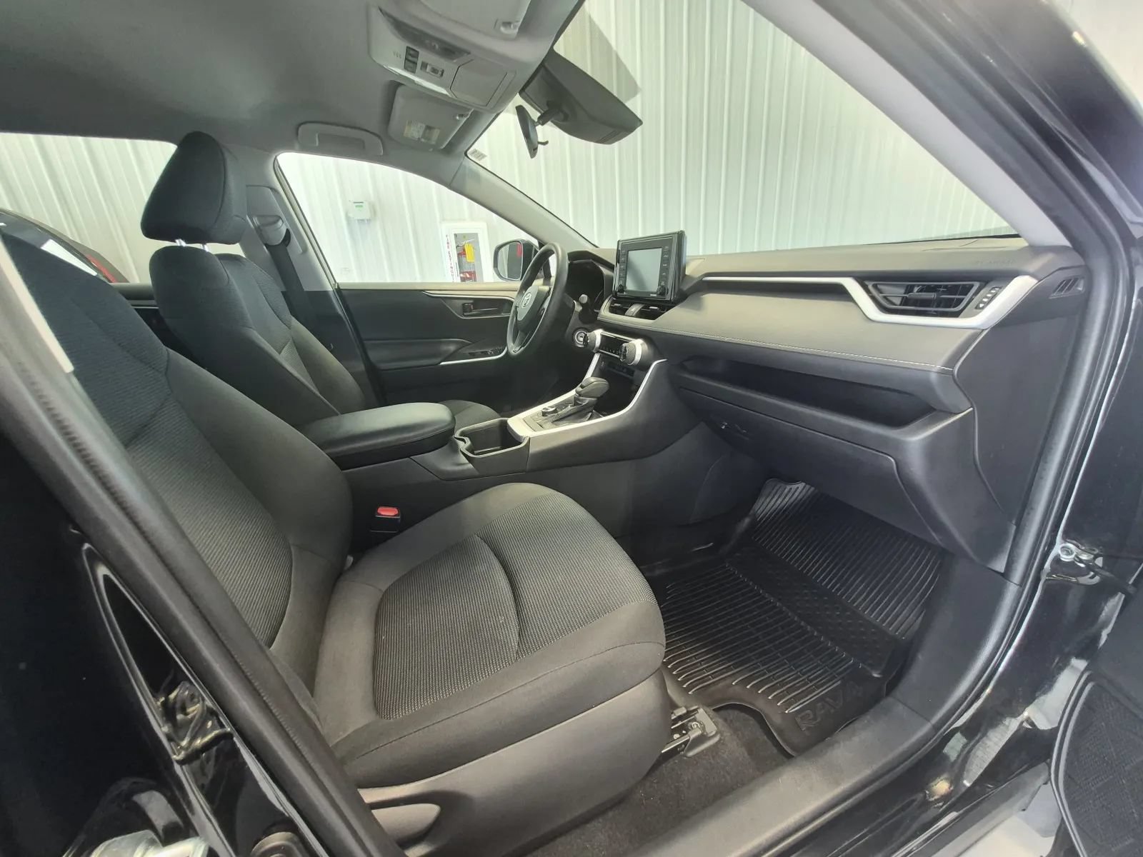 Used 2022 Toyota RAV4 LE AWD/4WD image 19