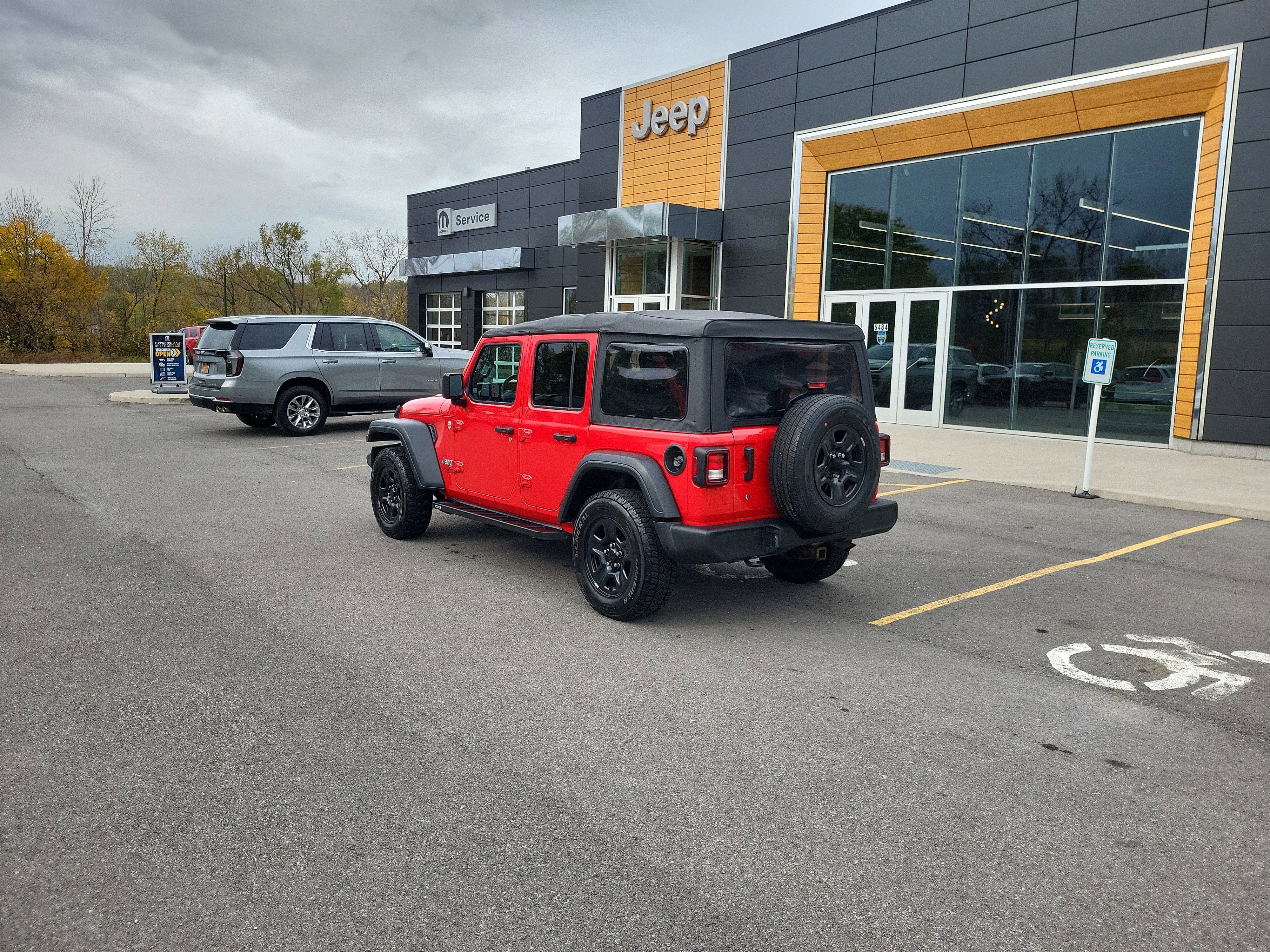 Used 2018 Jeep Wrangler Unlimited Sport image 11