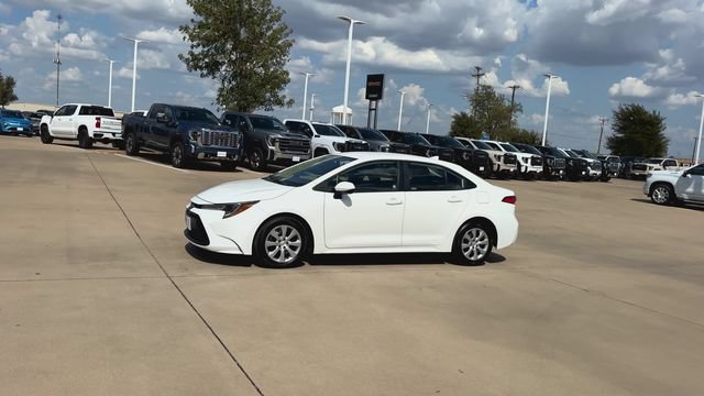 Used 2025 Toyota Corolla LE FWD image 5