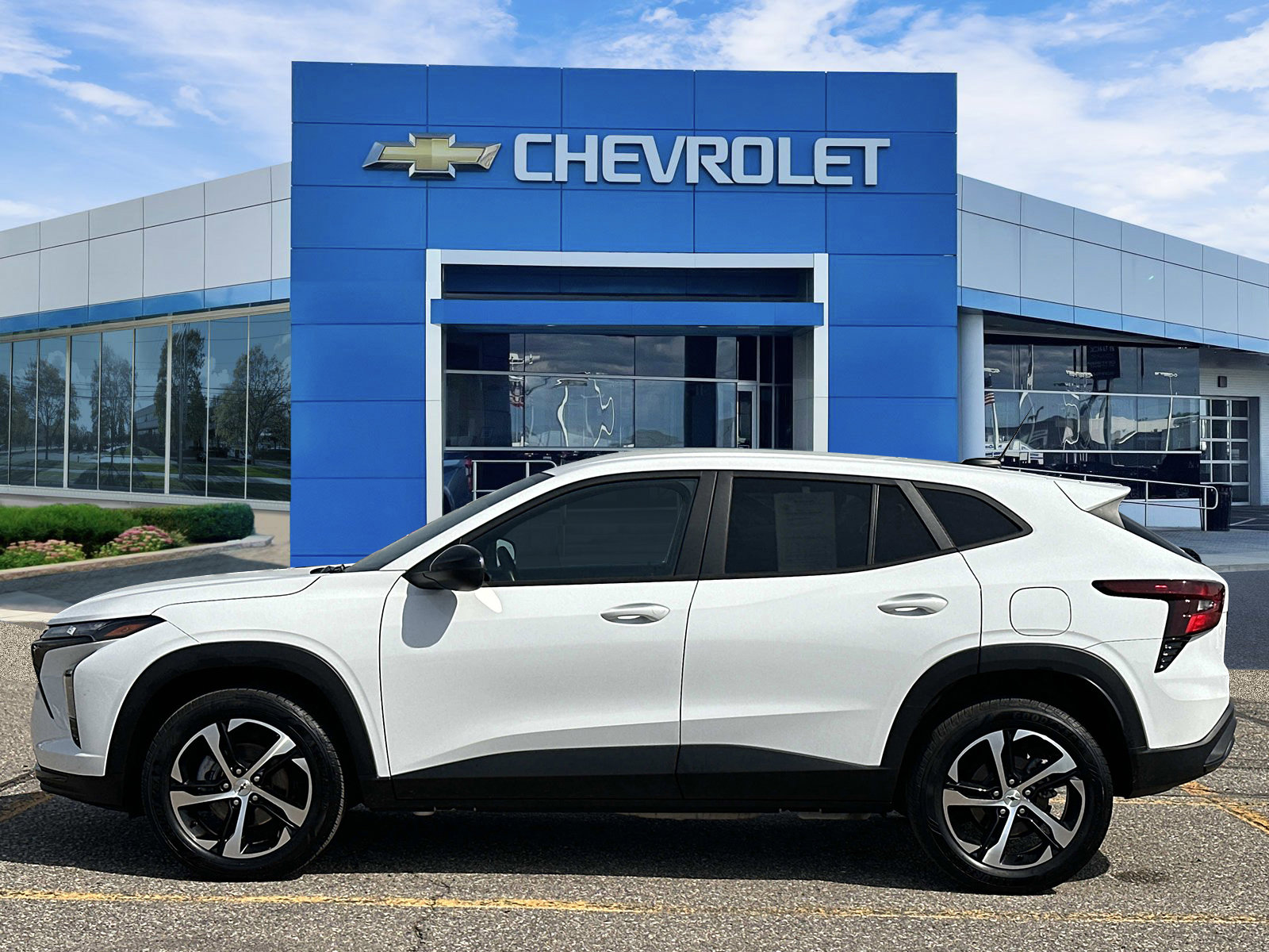 Certified 2024 Chevrolet Trax RS w/ Driver Confidence Package FWD image 2