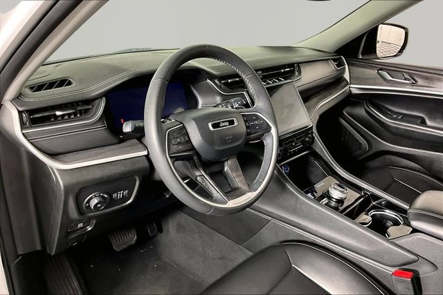 Used 2023 Jeep Grand Cherokee Limited w/ Black Appearance Package AWD/4WD image 16