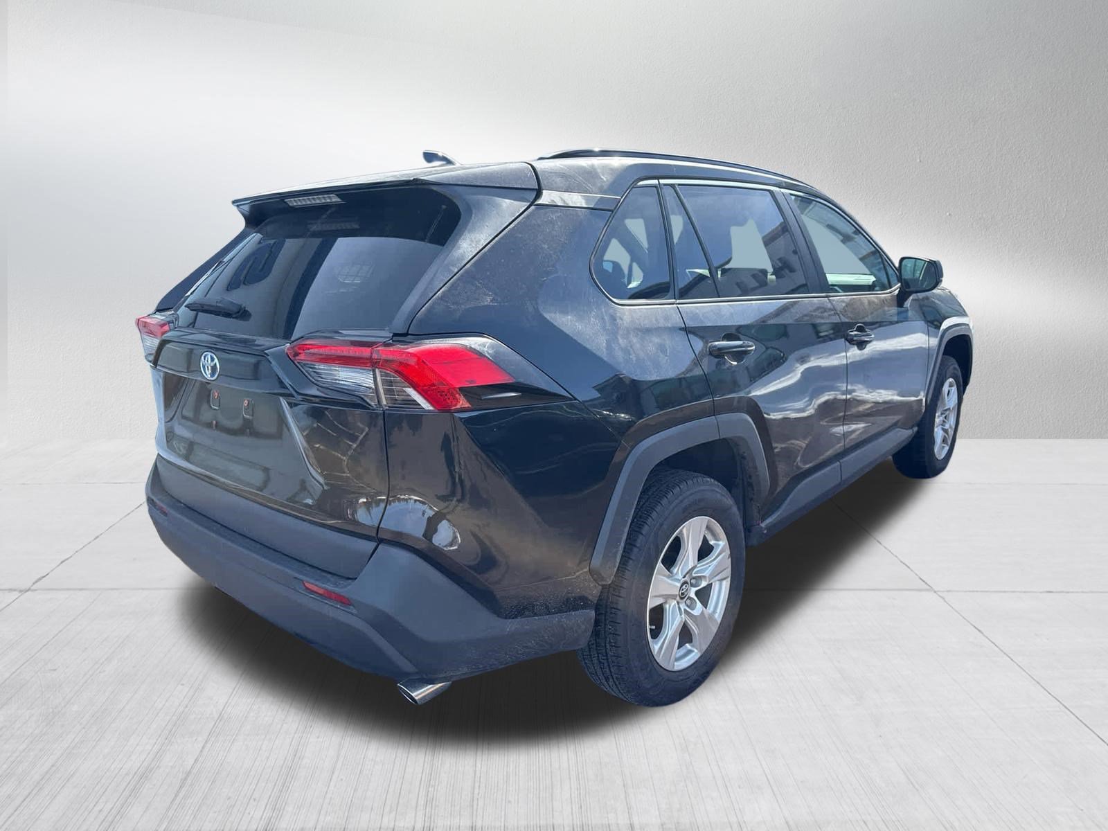 Used 2021 Toyota RAV4 LE image 3
