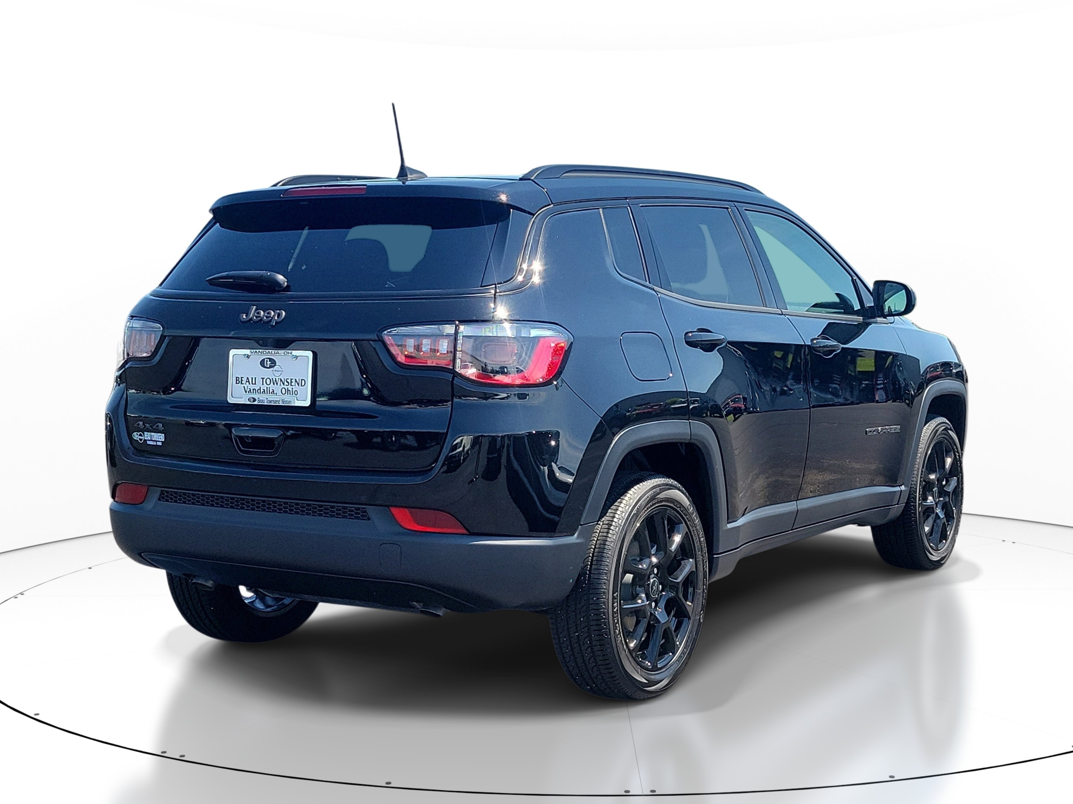Used 2025 Jeep Compass Latitude w/ Altitude Special Edition AWD/4WD image 4
