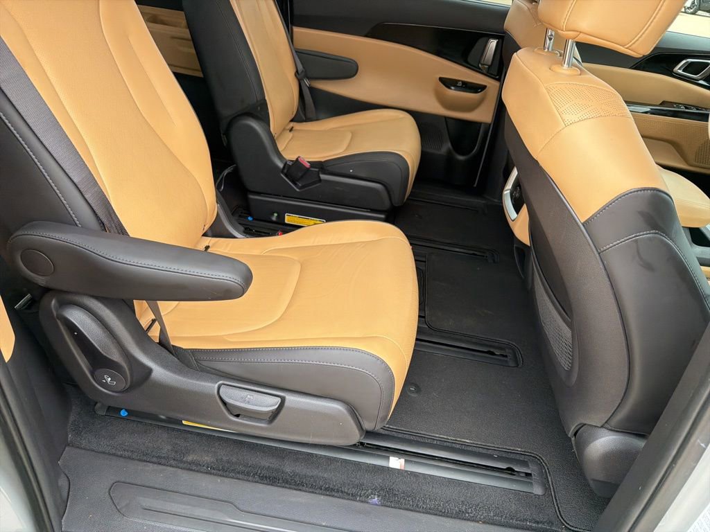 Used 2024 Kia Carnival EX image 19