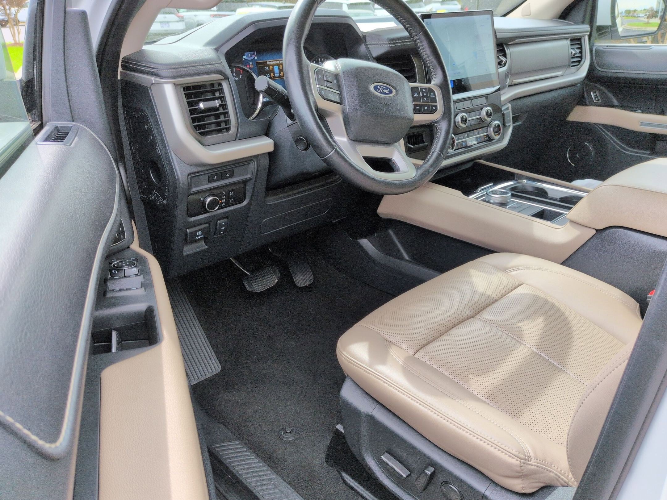 Used 2024 Ford Expedition XLT image 11
