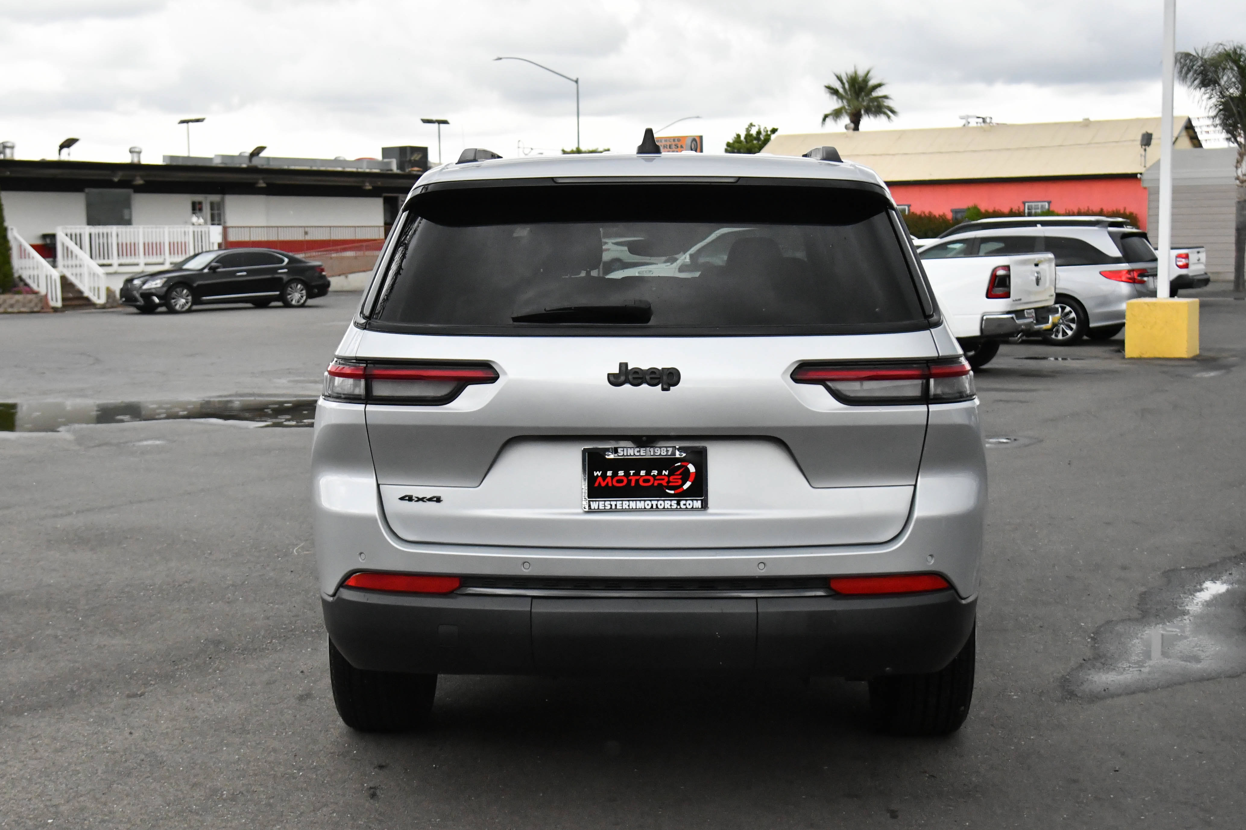 Used 2024 Jeep Grand Cherokee L Laredo AWD/4WD image 7