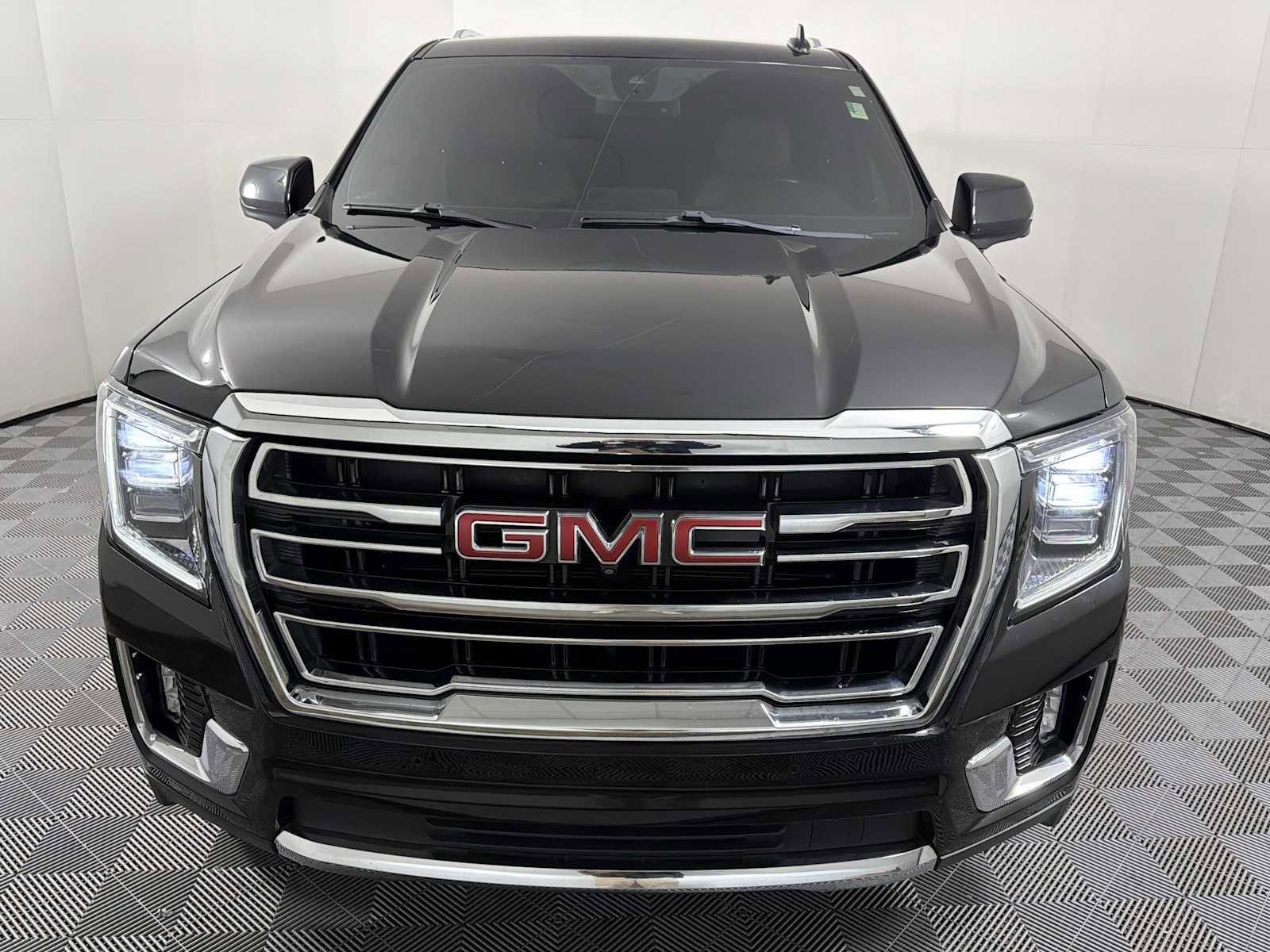 Used 2022 GMC Yukon XL SLT w/ SLT Luxury Package image 4