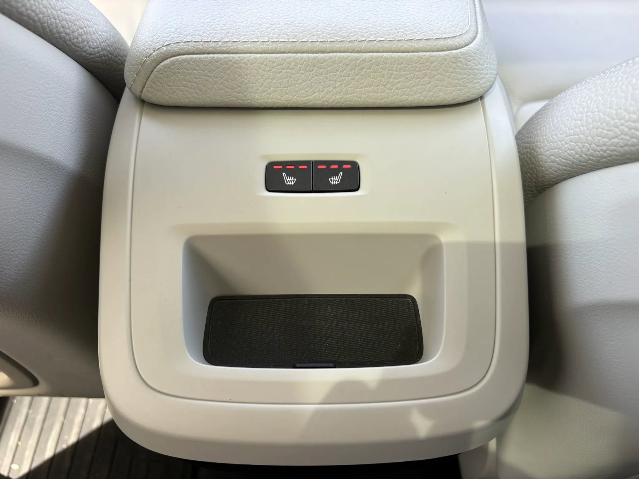 Used 2022 Volvo XC60 B5 Momentum w/ Advanced Package image 18