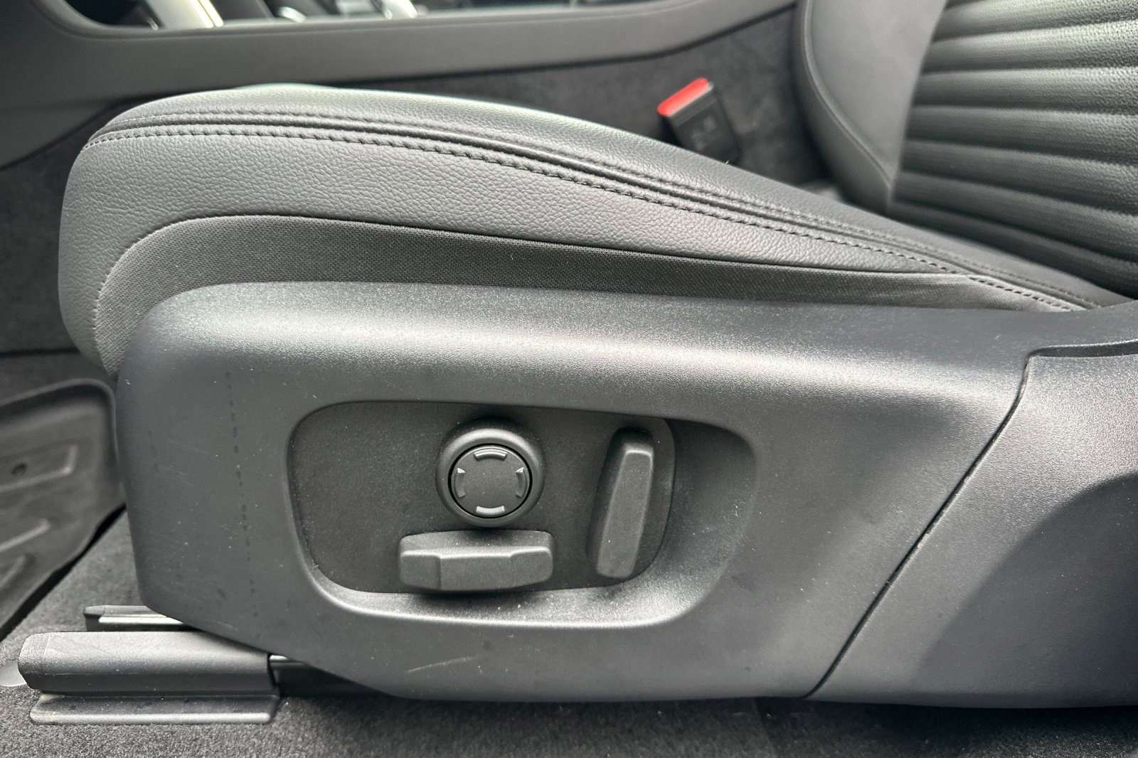 Used 2025 Land Rover Discovery Sport S image 17