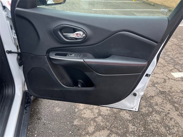 Used 2020 Jeep Cherokee Trailhawk image 18