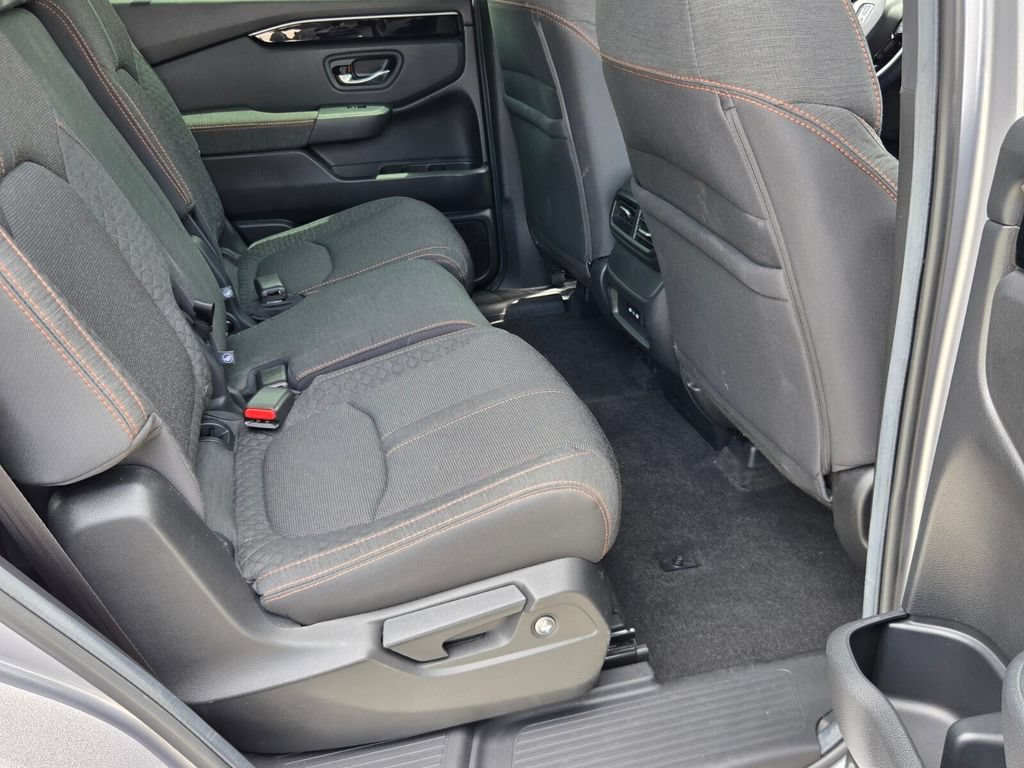 Used 2025 Honda Pilot Sport image 14