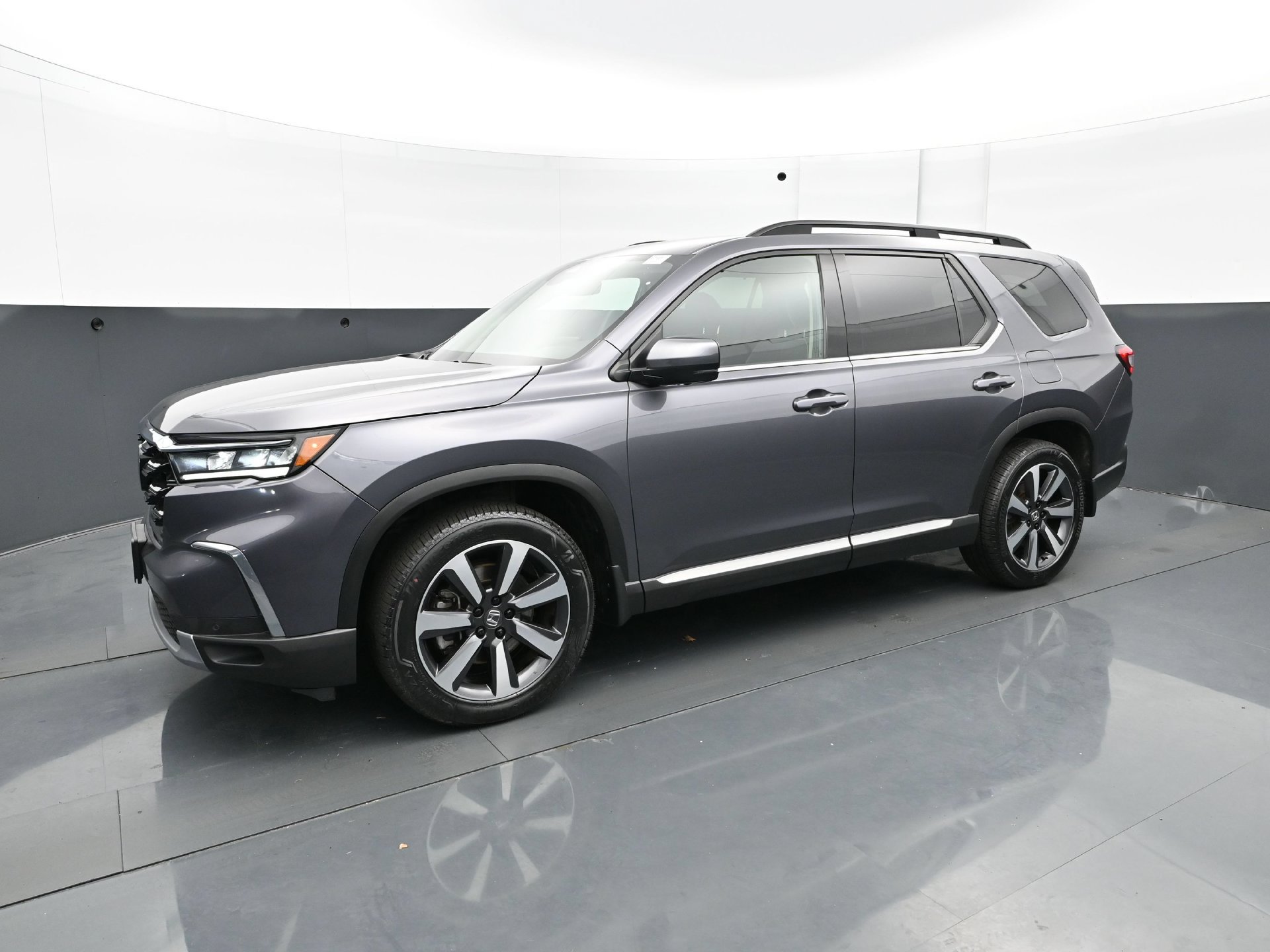 Used 2025 Honda Pilot Touring image 2