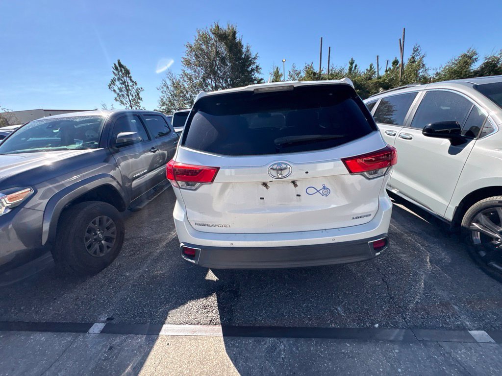 Used 2018 Toyota Highlander Limited FWD image 17