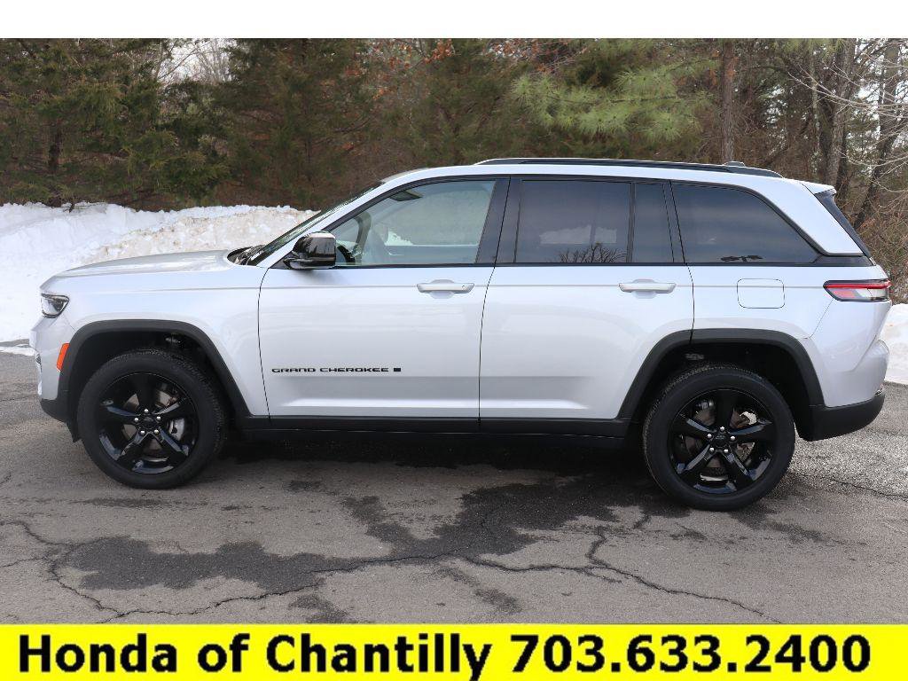 Used 2024 Jeep Grand Cherokee Altitude image 4