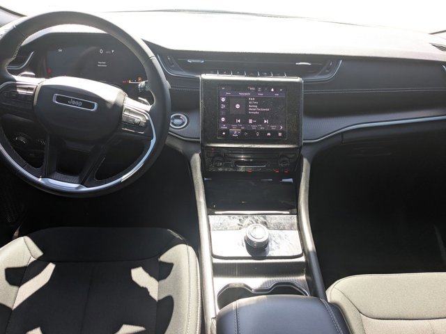 Used 2025 Jeep Grand Cherokee Laredo w/ MOPAR Finishing Package image 17