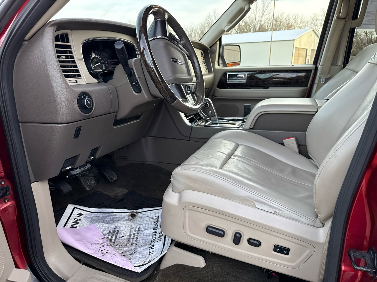 Used 2017 Lincoln Navigator Select image 14