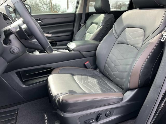 Used 2025 Nissan Pathfinder Platinum image 32