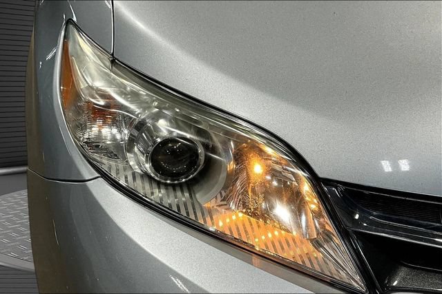 Used 2019 Toyota Sienna XLE FWD image 32