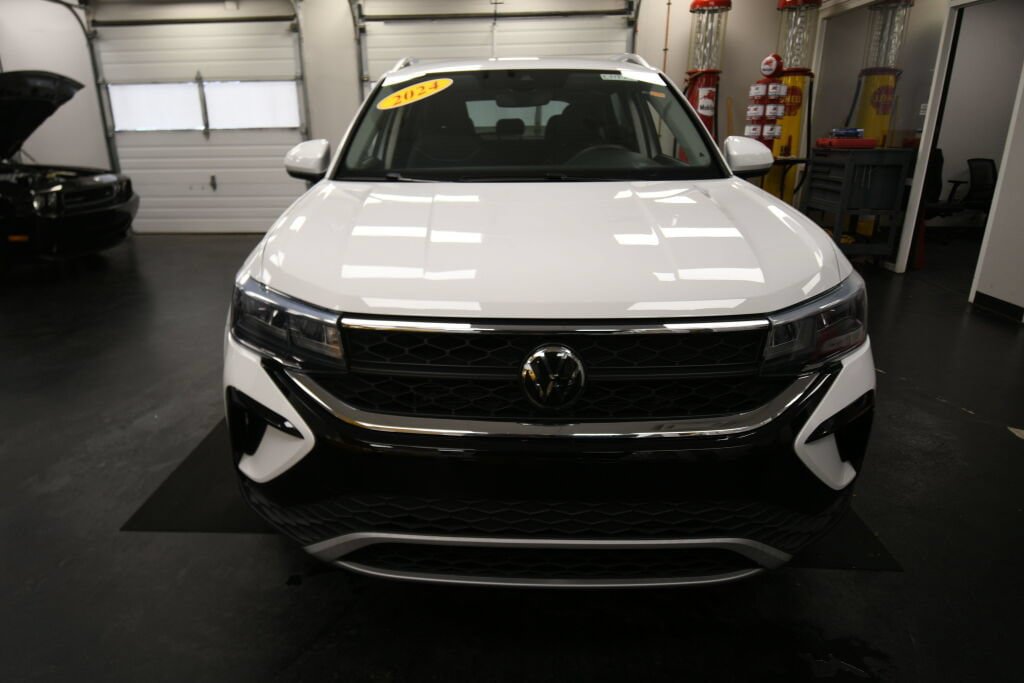 Used 2024 Volkswagen Taos SE FWD image 2