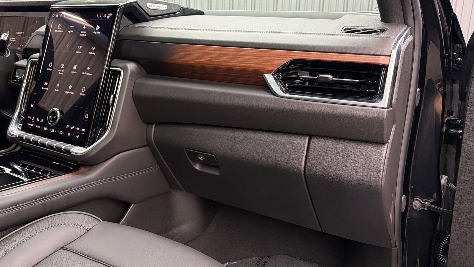 Used 2026 GMC Yukon Denali w/ Sun & Power Step Package AWD/4WD image 39