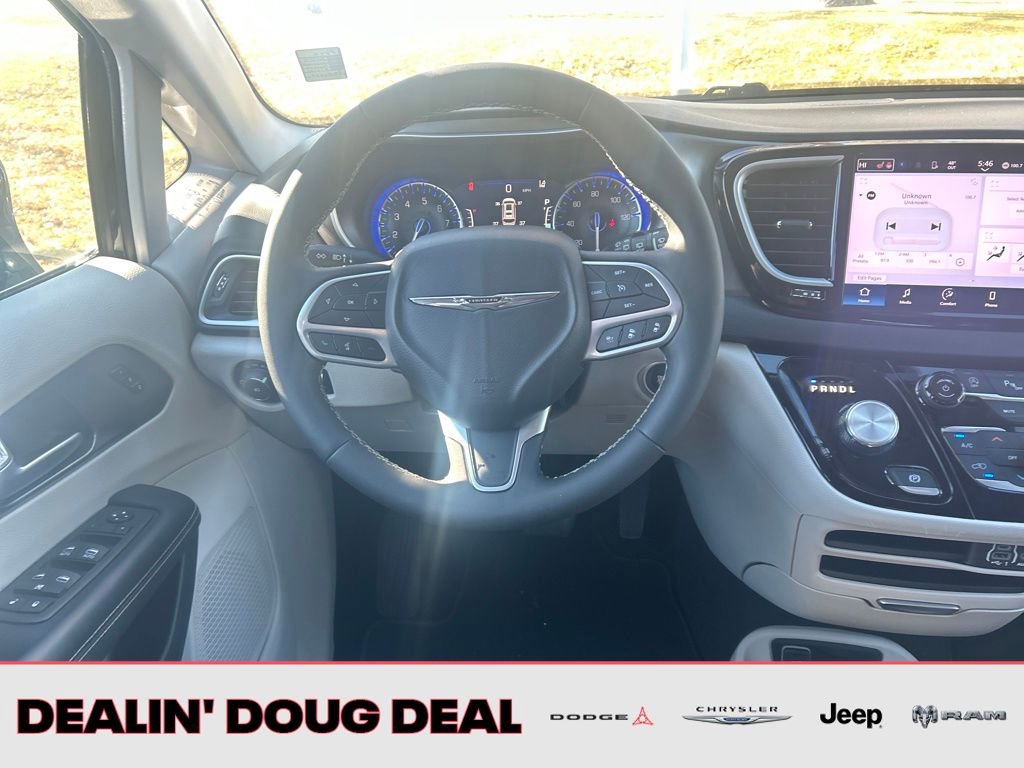 Used 2024 Chrysler Pacifica Touring-L image 14