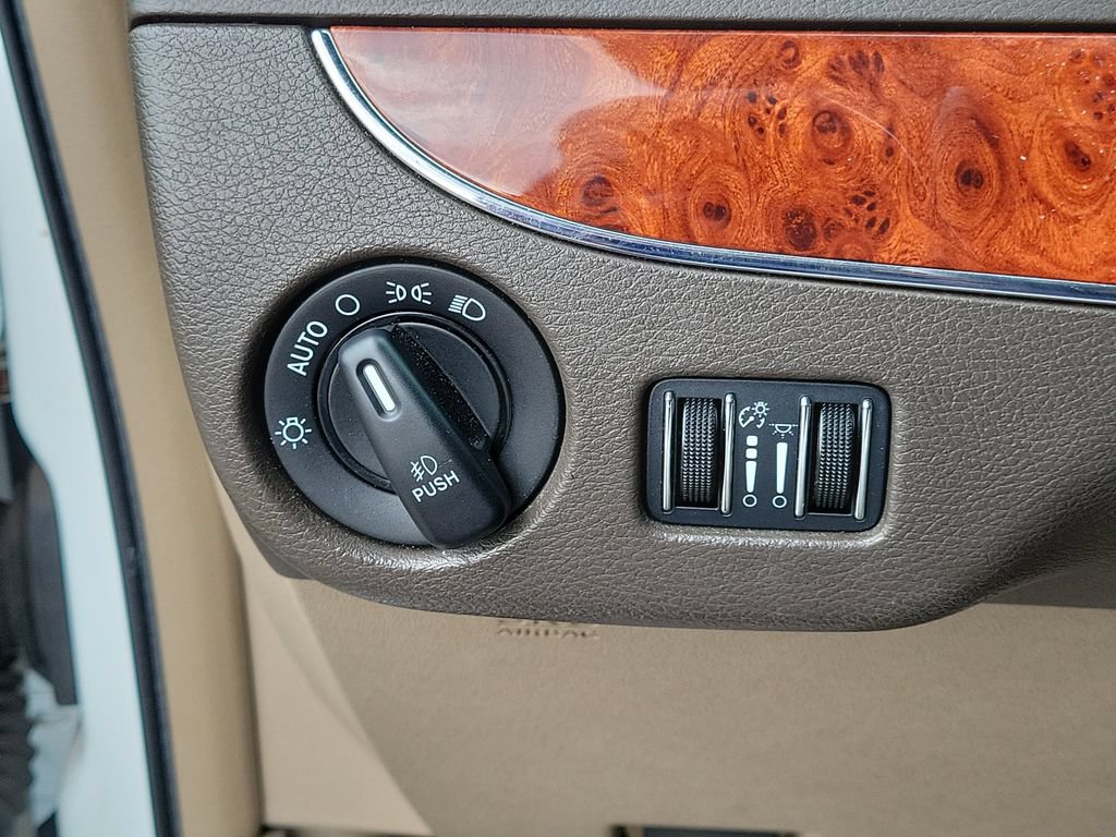 Used 2014 Chrysler Town & Country Touring FWD image 29