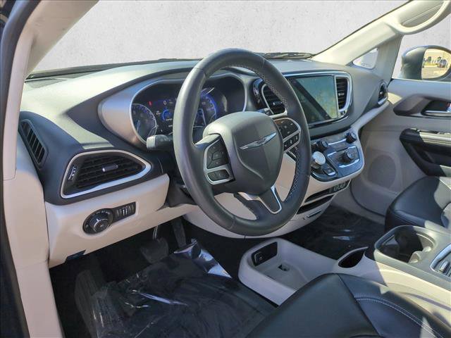 Used 2023 Chrysler Pacifica Touring-L FWD image 10