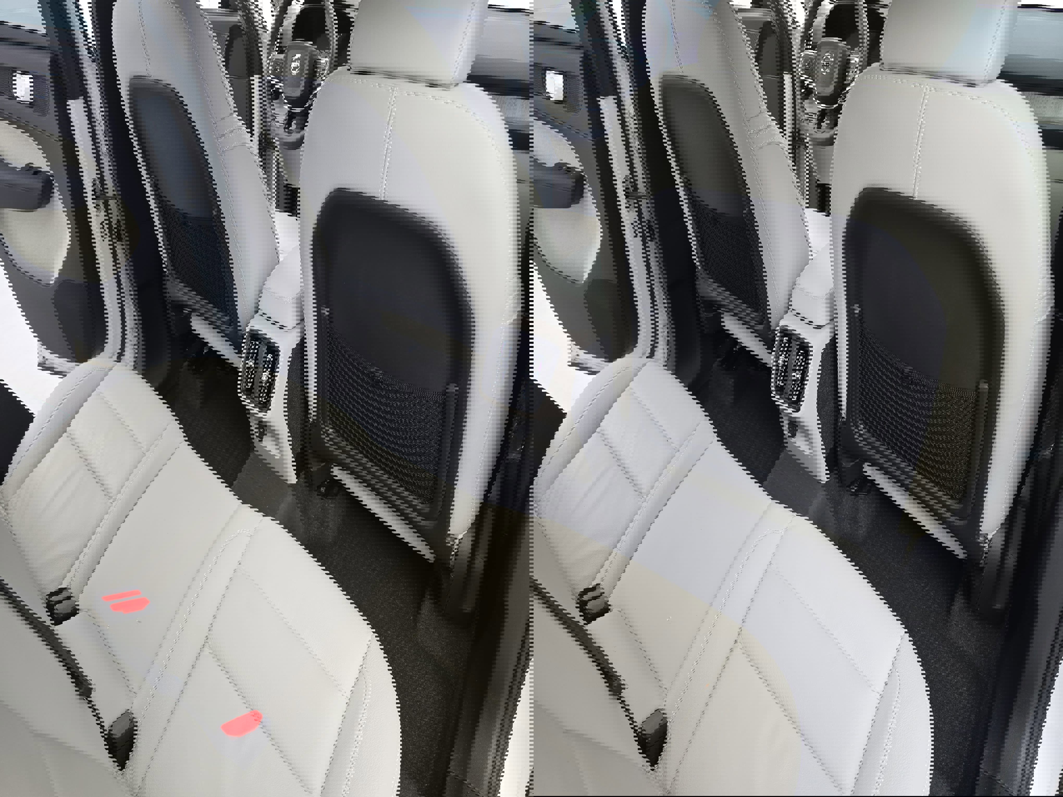 Used 2023 Volvo XC40 B4 Ultimate w/ Protection Package Premier image 11