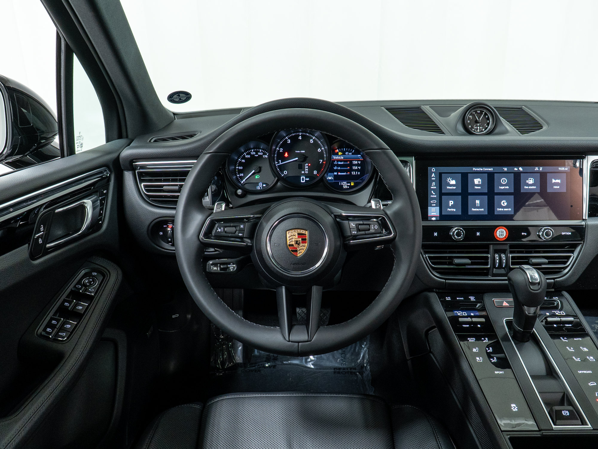 Certified 2025 Porsche Macan AWD/4WD image 20