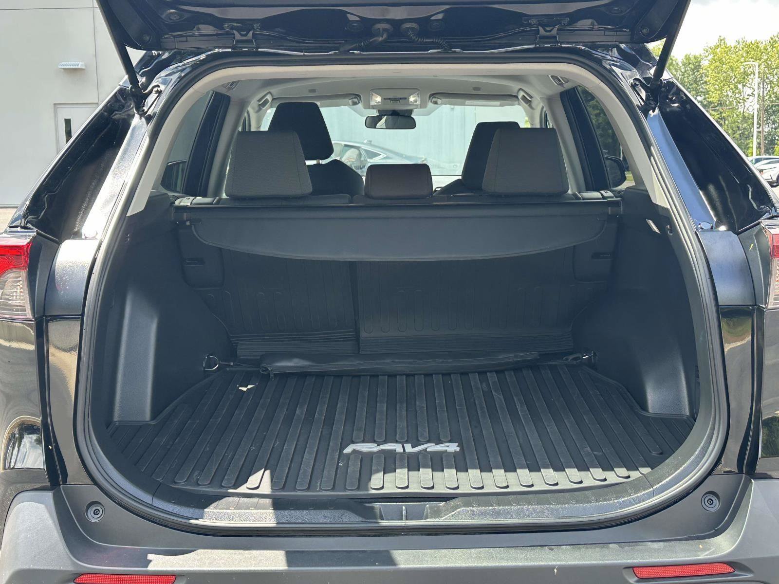 Used 2025 Toyota RAV4 XLE FWD image 8