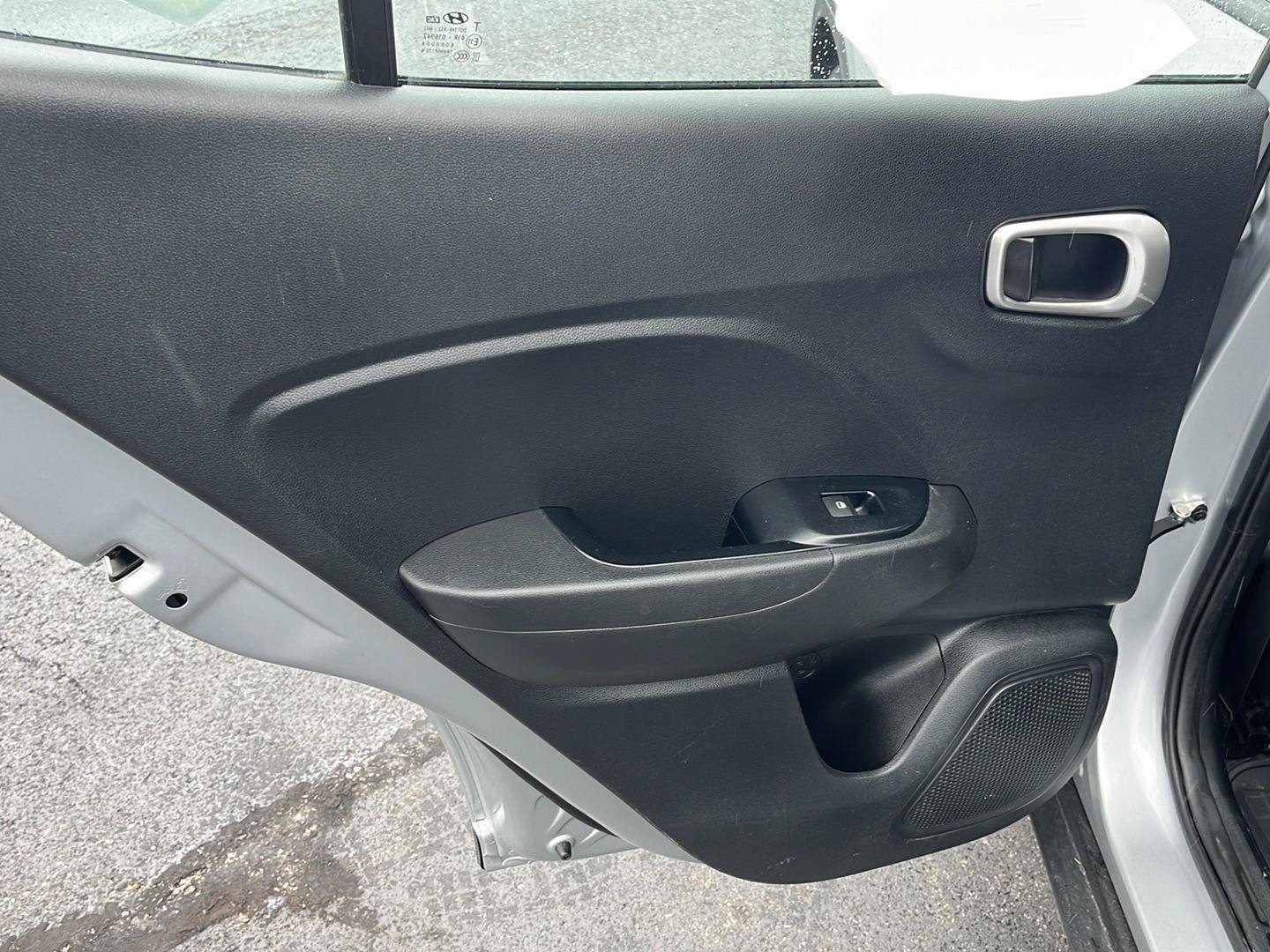 Used 2021 Hyundai Venue SE FWD image 21