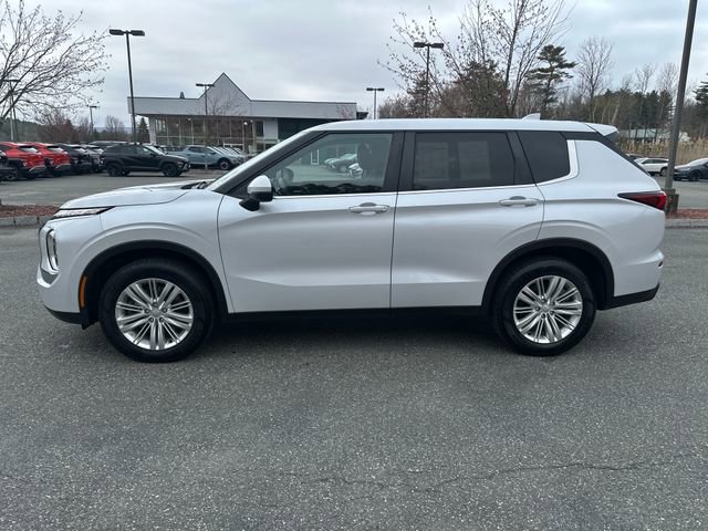 Used 2024 Mitsubishi Outlander ES image 2
