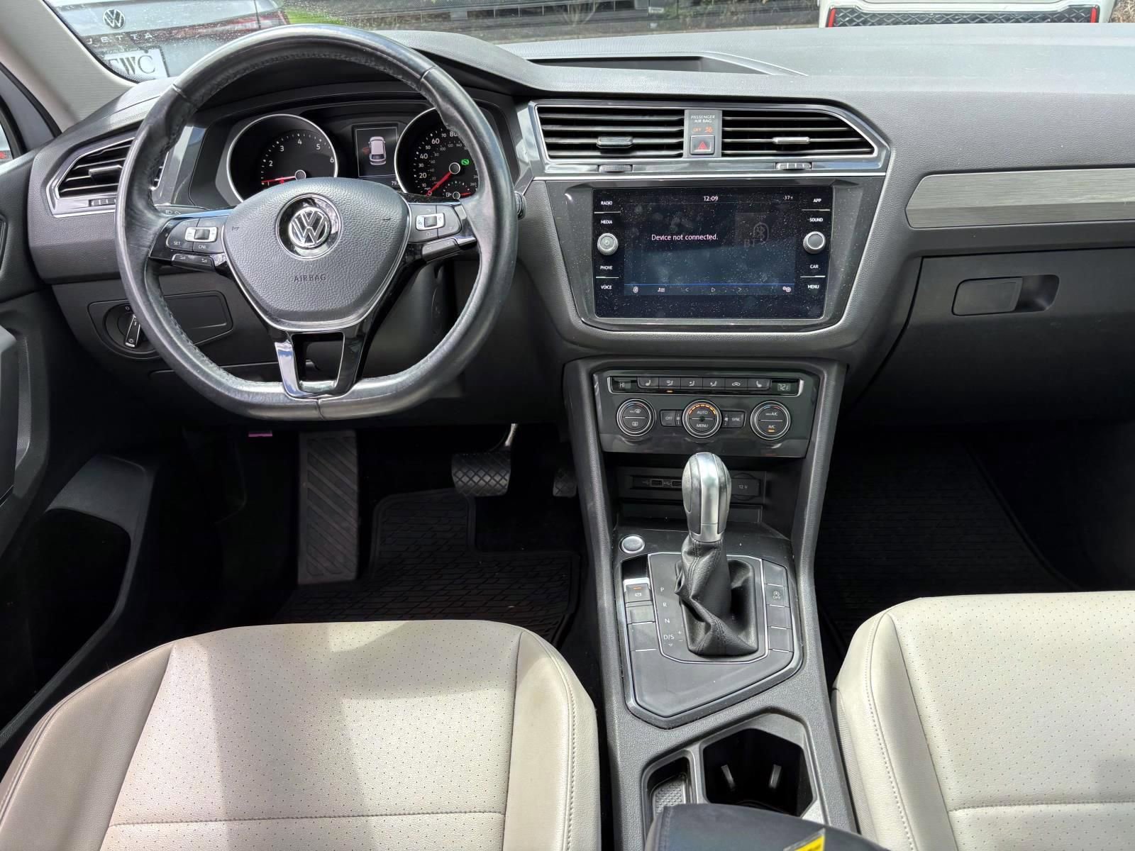 Used 2018 Volkswagen Tiguan SE w/ Panoramic Sunroof Package image 28