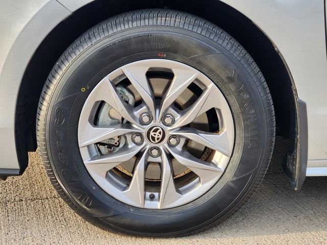 Used 2025 Toyota Sienna XLE image 9