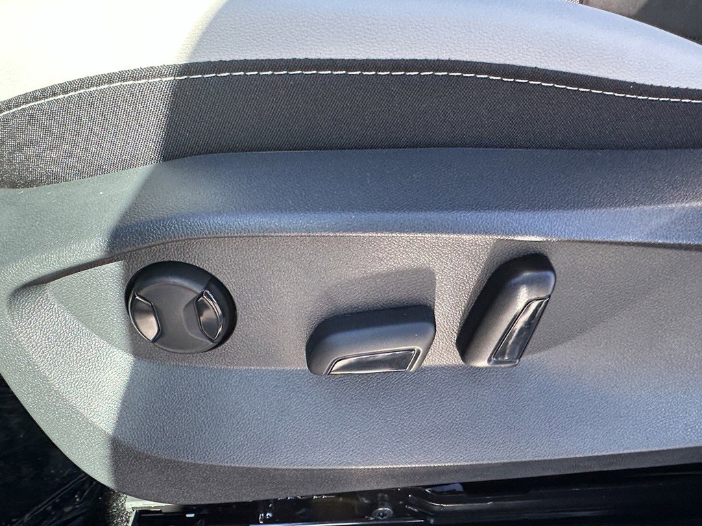 New 2025 Volkswagen Taos SE image 17