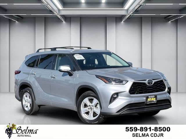 Used 2021 Toyota Highlander LE FWD image 1