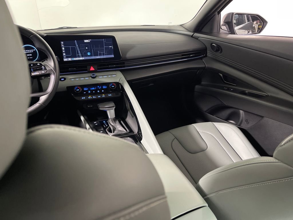 Certified 2025 Hyundai Elantra Limited FWD image 17