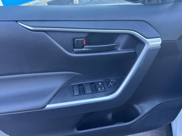 Used 2025 Toyota RAV4 LE AWD/4WD image 9