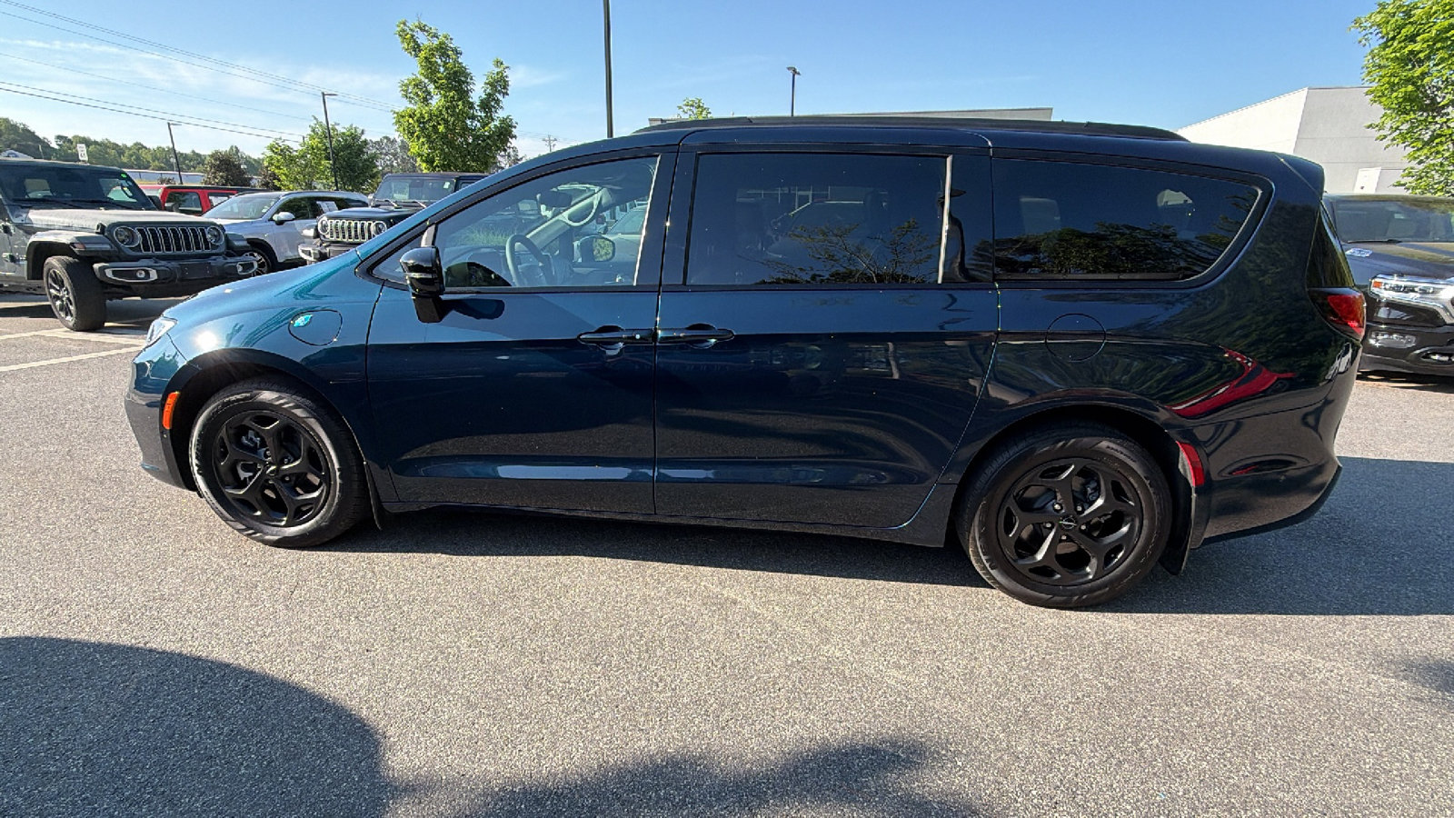 Used 2024 Chrysler Pacifica Premium FWD image 11