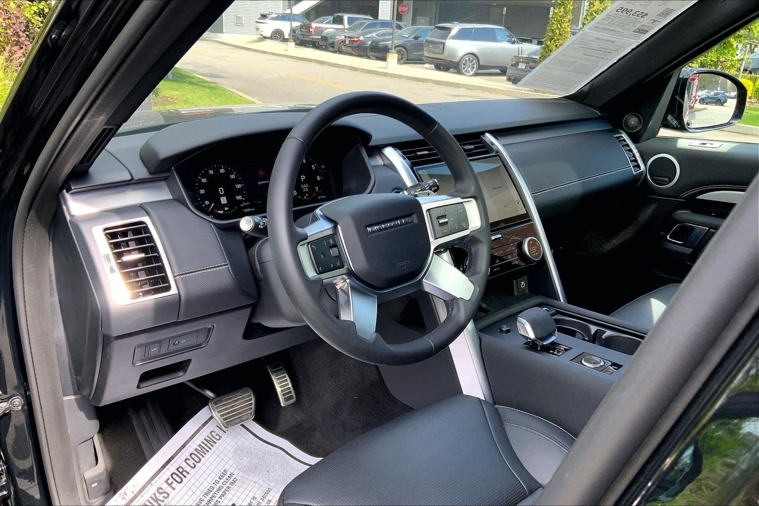 Certified 2025 Land Rover Discovery Dynamic SE AWD/4WD image 17