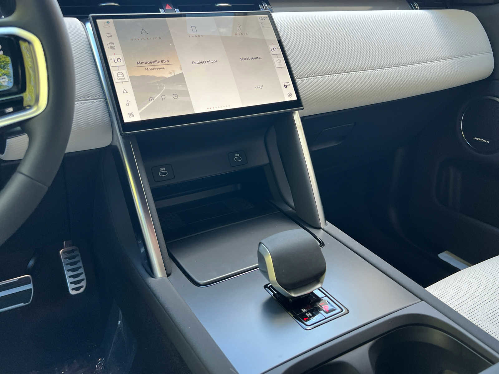 Used 2025 Land Rover Discovery Sport Dynamic SE image 9